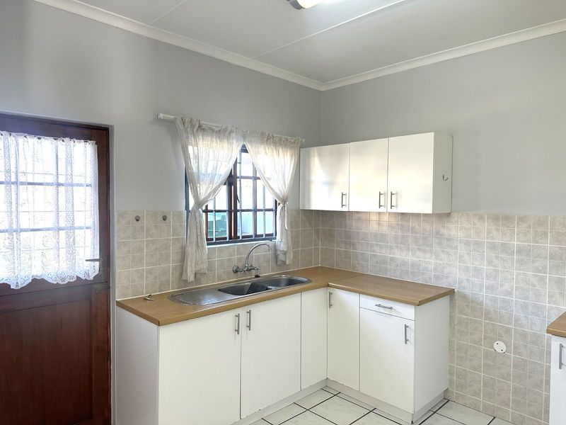Townhouse For Sale in Heather Park - Photo 7