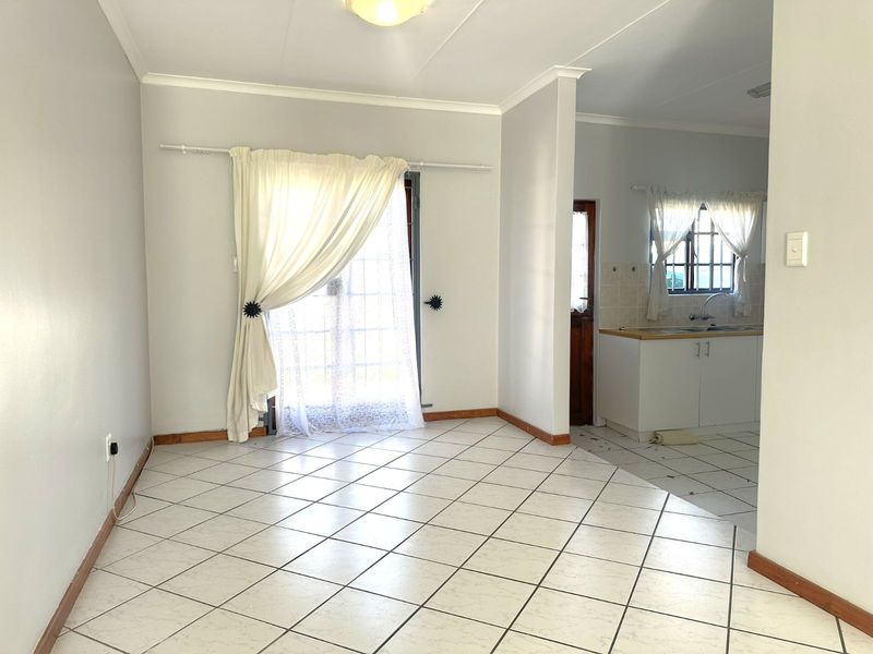 Townhouse For Sale in Heather Park - Photo 6