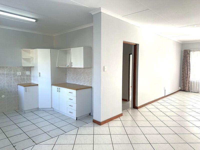 Townhouse For Sale in Heather Park - Photo 10