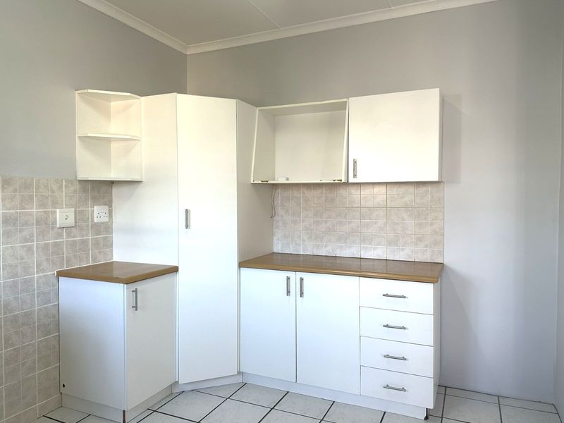 Townhouse For Sale in Heather Park - Photo 9