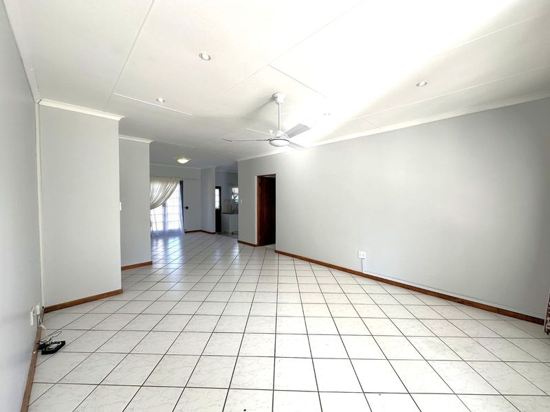Townhouse For Sale in Heather Park - Photo 4