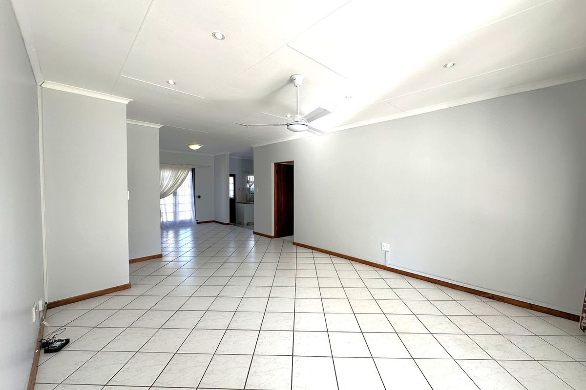 Townhouse For Sale in Heather Park - Photo 4