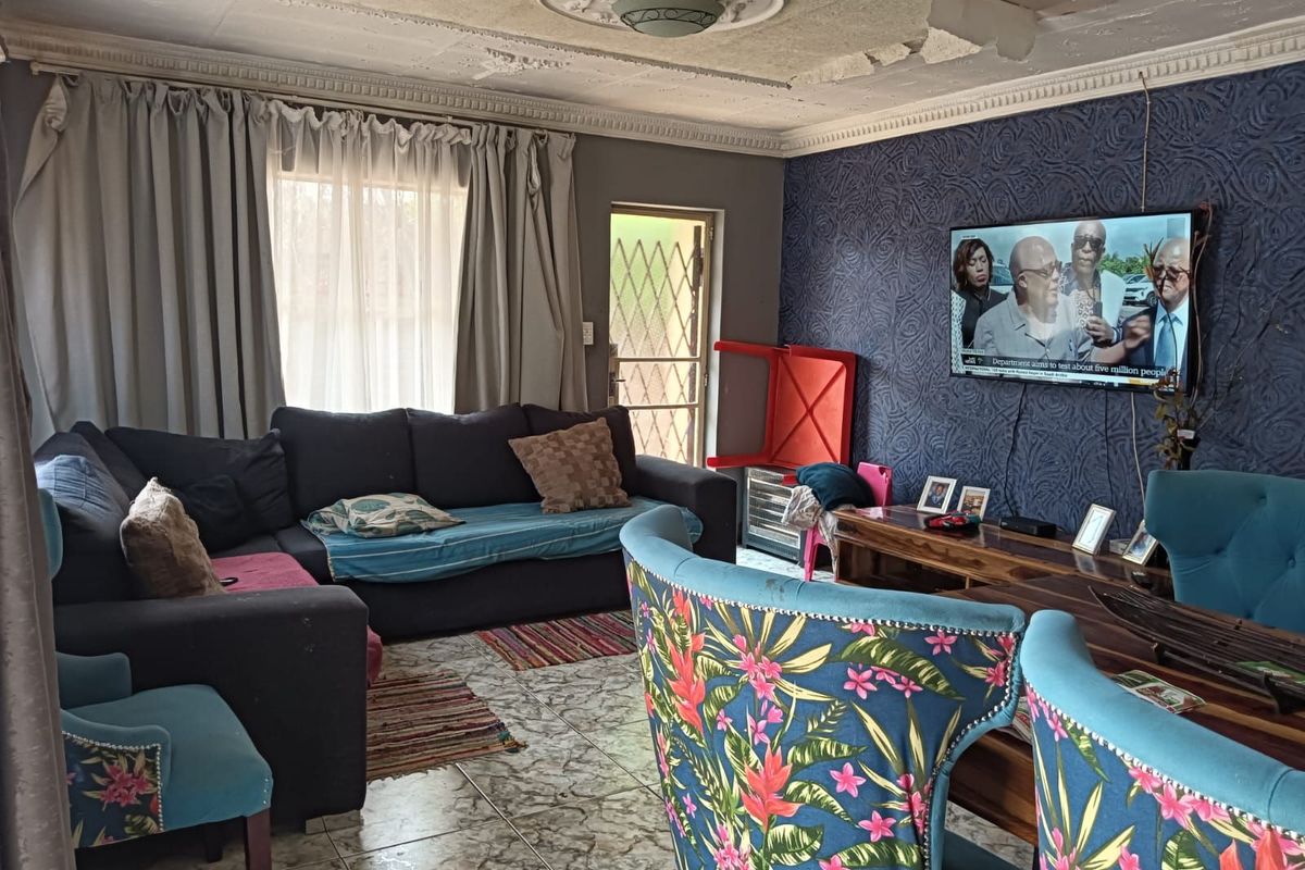 House For Sale in Jan Niemand Park - Photo 2