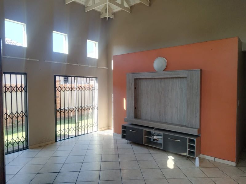 Townhouse For Sale in Reyno Ridge - Photo 4