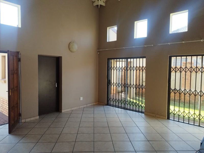 Townhouse For Sale in Reyno Ridge - Photo 2