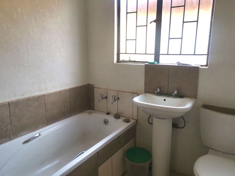 House For Sale in Soshanguve Ext - Photo 5