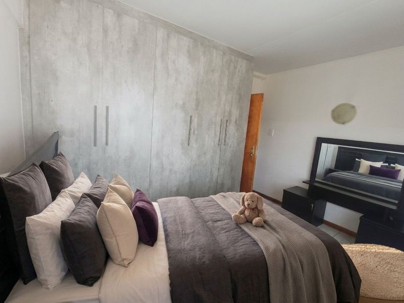 Apartment For Sale in Sophiatown - Photo 2