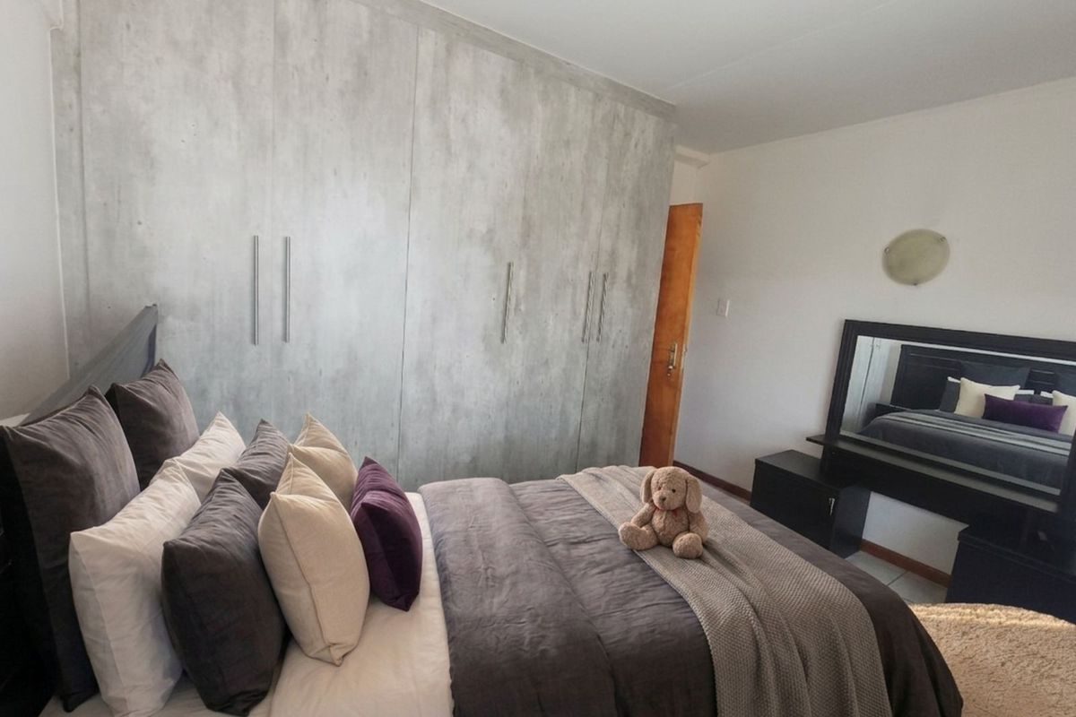 Apartment For Sale in Sophiatown - Photo 2