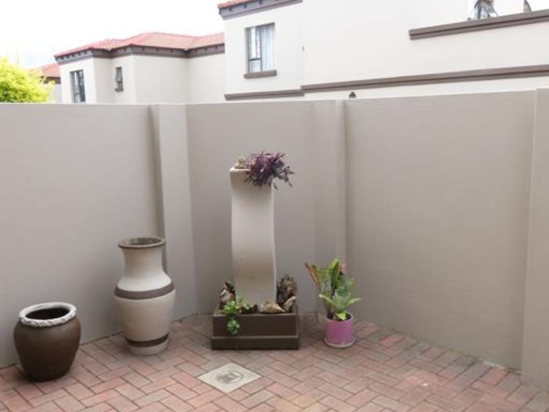 Townhouse To Rent in Northcliff - Photo 8
