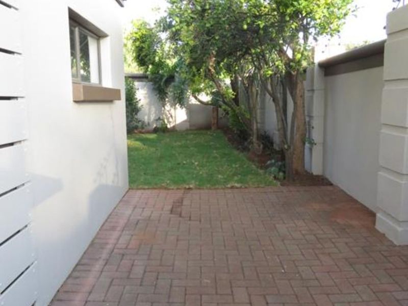 Townhouse To Rent in Northcliff - Photo 6
