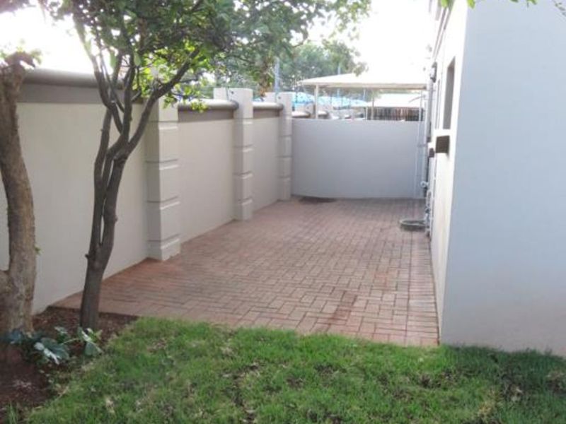 Townhouse To Rent in Northcliff - Photo 5
