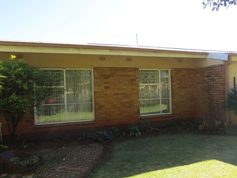 House For Sale in Vanderbijlpark Cw - Photo 2