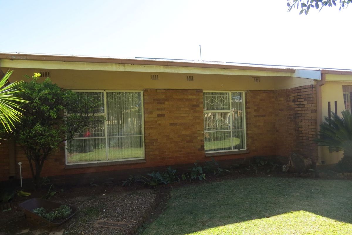 House For Sale in Vanderbijlpark Cw - Photo 2