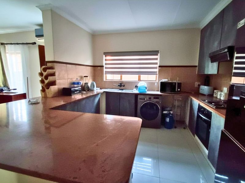 Townhouse For Sale in Sagewood - Photo 2