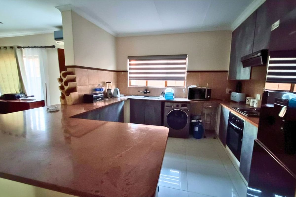 Townhouse For Sale in Sagewood - Photo 2