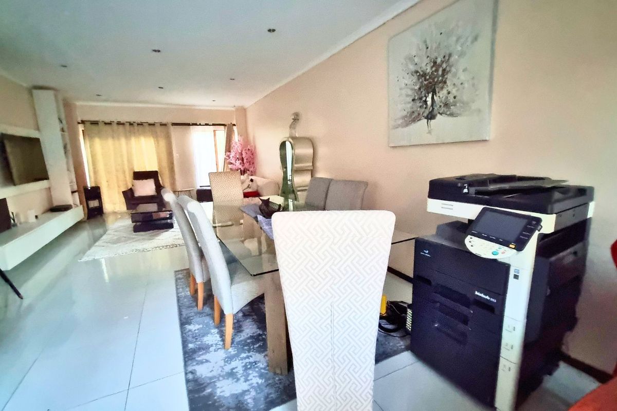 Townhouse For Sale in Sagewood - Photo 3