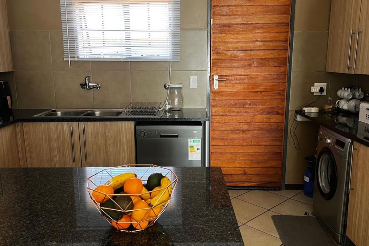 Townhouse For Sale in Noordwyk - Photo 4
