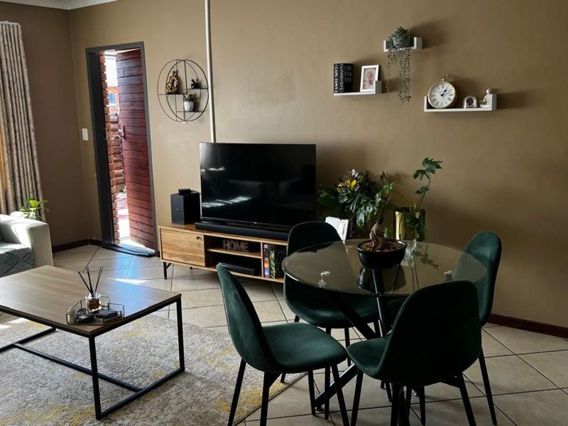 Townhouse For Sale in Noordwyk - Photo 6