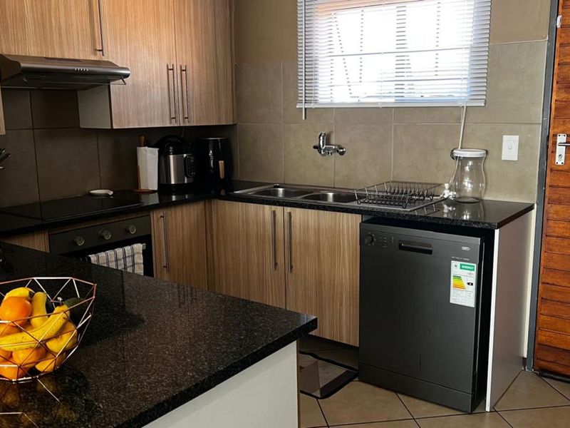 Townhouse For Sale in Noordwyk - Photo 3