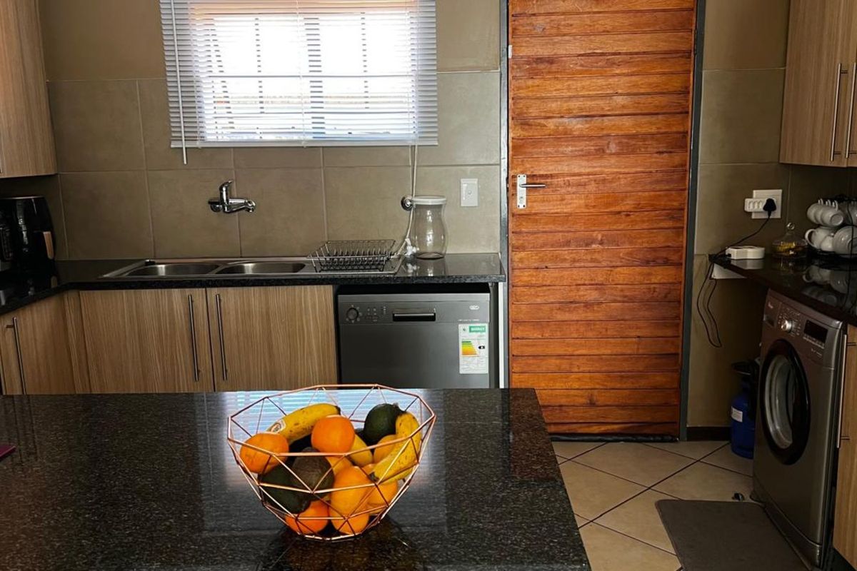 Townhouse For Sale in Noordwyk - Photo 2