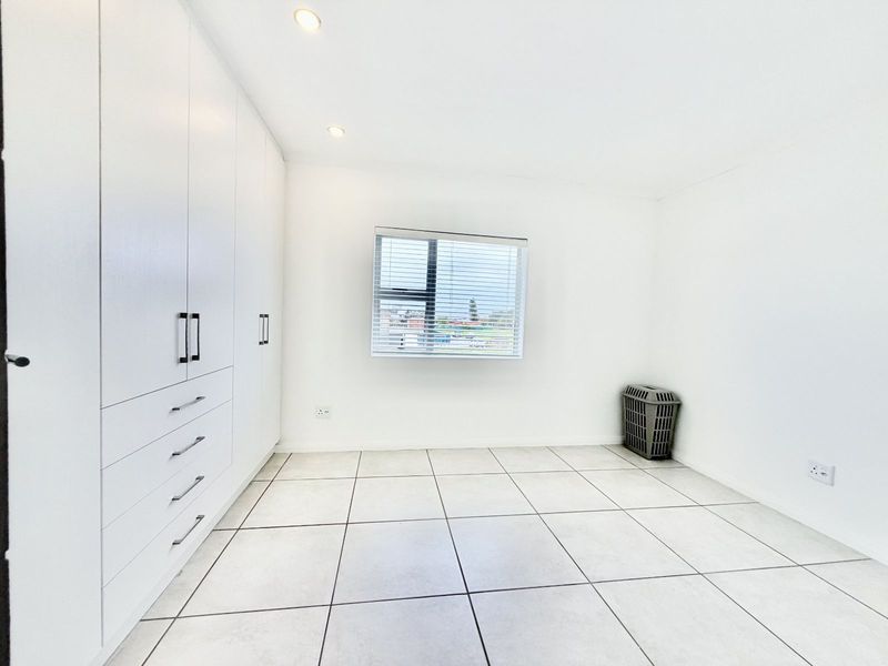 Townhouse For Sale in Pinelands - Photo 7