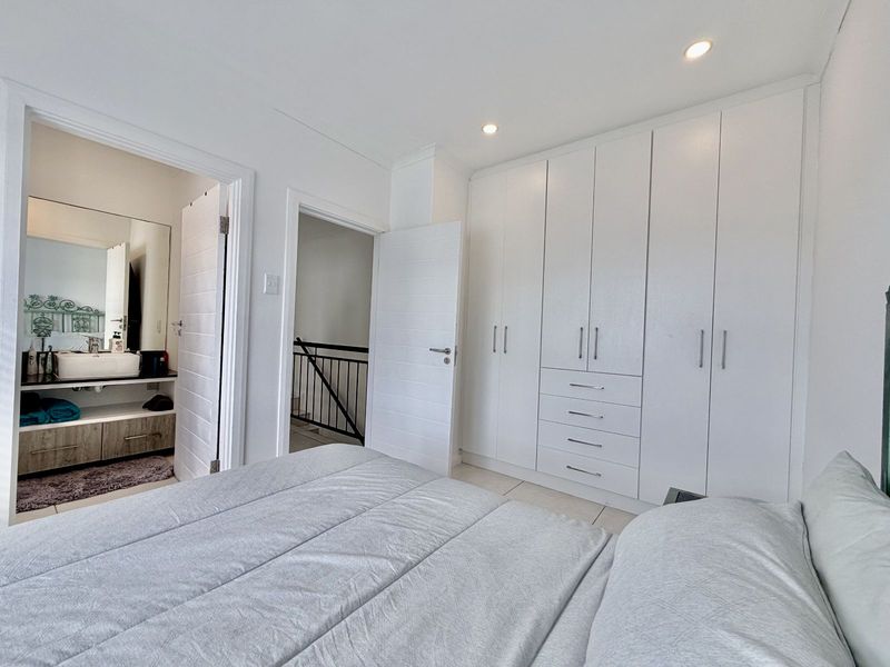 Townhouse For Sale in Pinelands - Photo 4