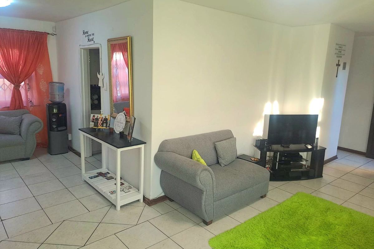 Townhouse For Sale in Cotswold - Photo 3