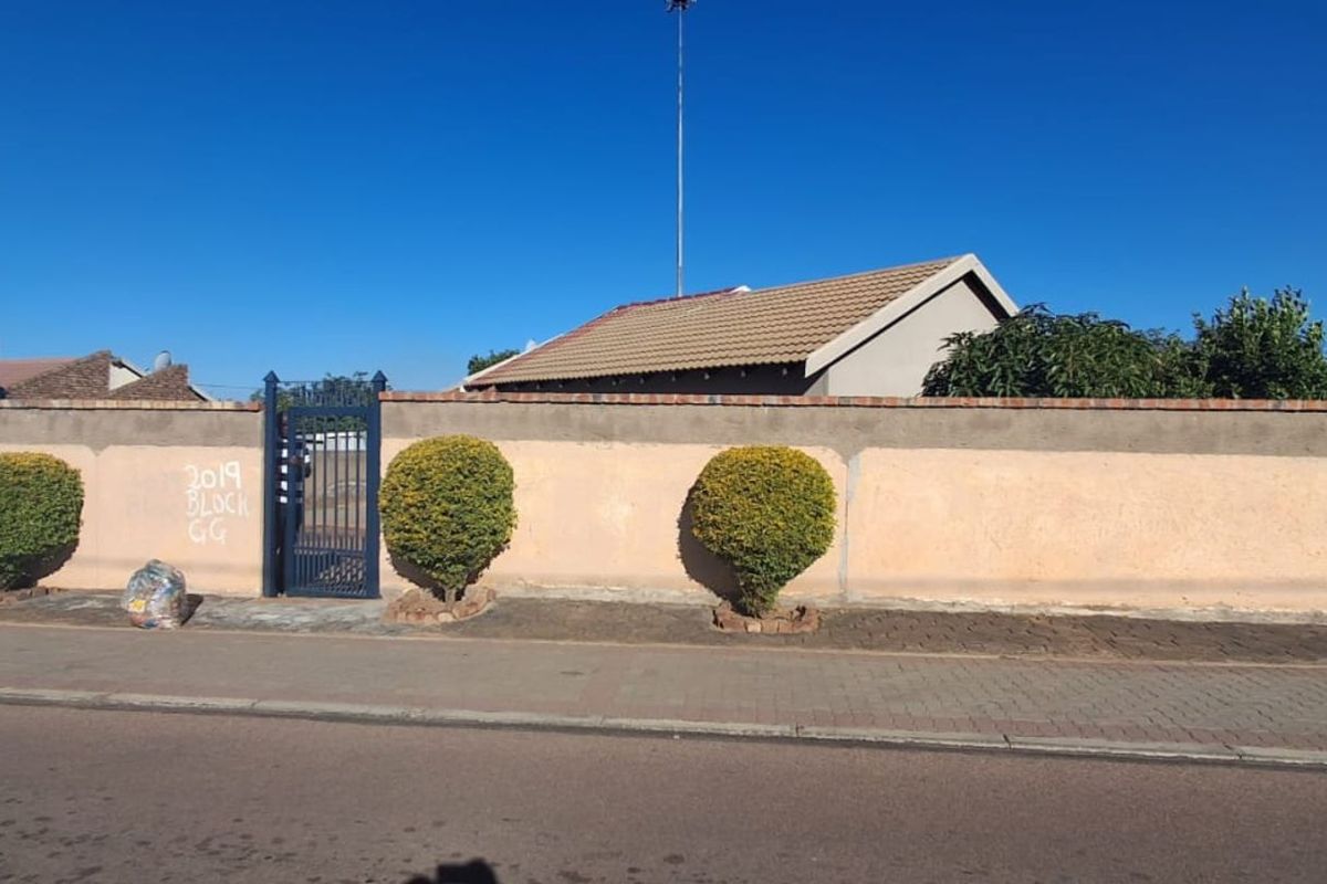 House For Sale in Soshanguve Ext - Photo 3