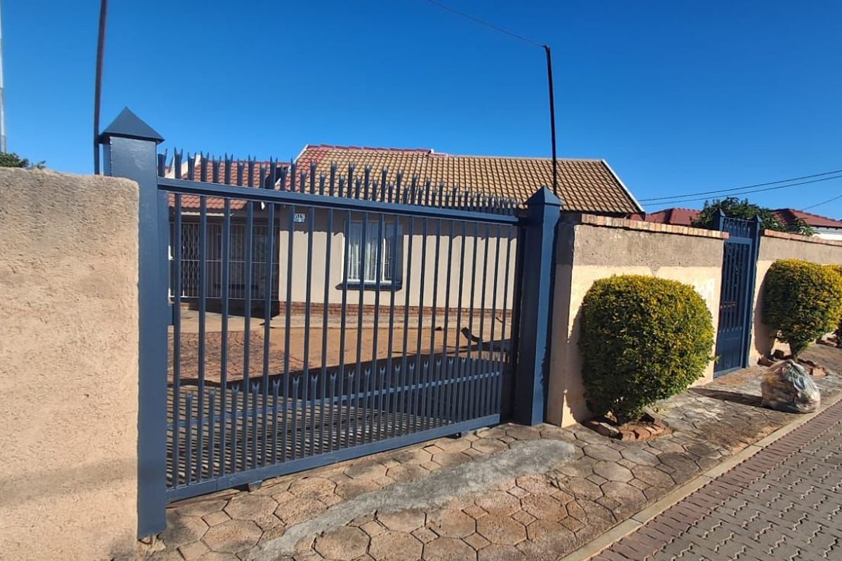 House For Sale in Soshanguve Ext - Photo 2