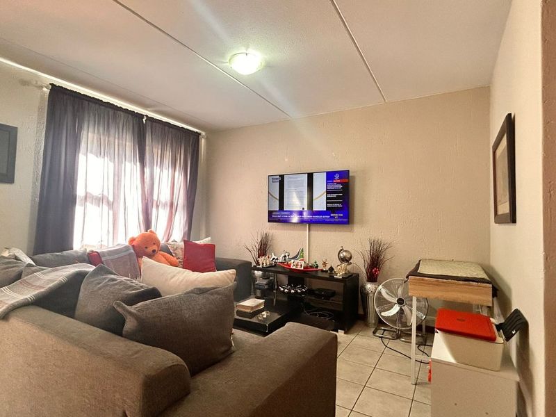 Apartment For Sale in Lonehill - Photo 5