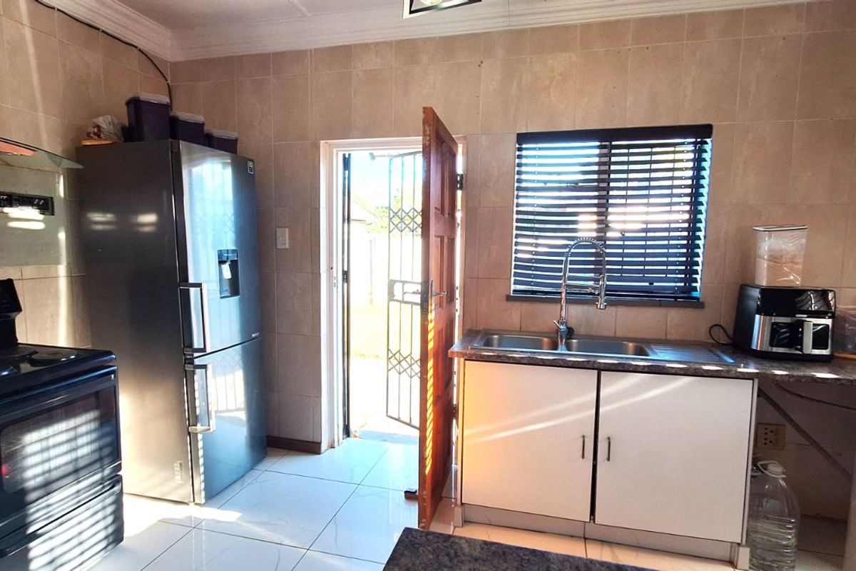 House For Sale in Cullinan Central - Photo 2