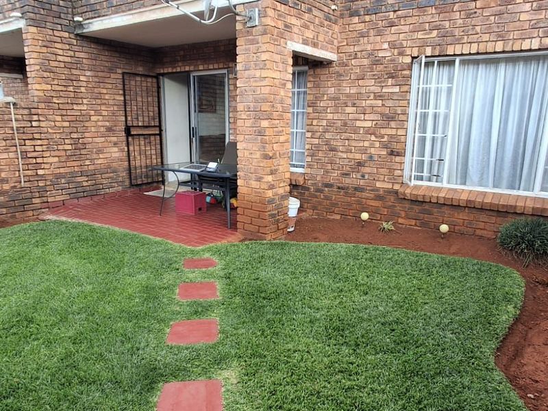 Townhouse For Sale in Clarina - Photo 1