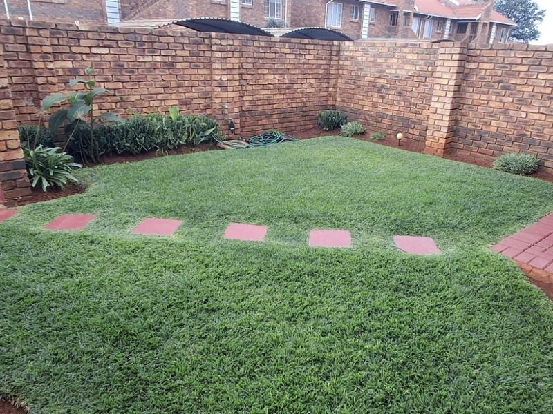 Townhouse For Sale in Clarina - Photo 2