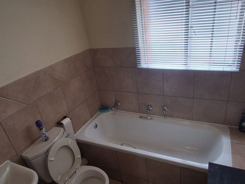 Townhouse For Sale in Clarina - Photo 8