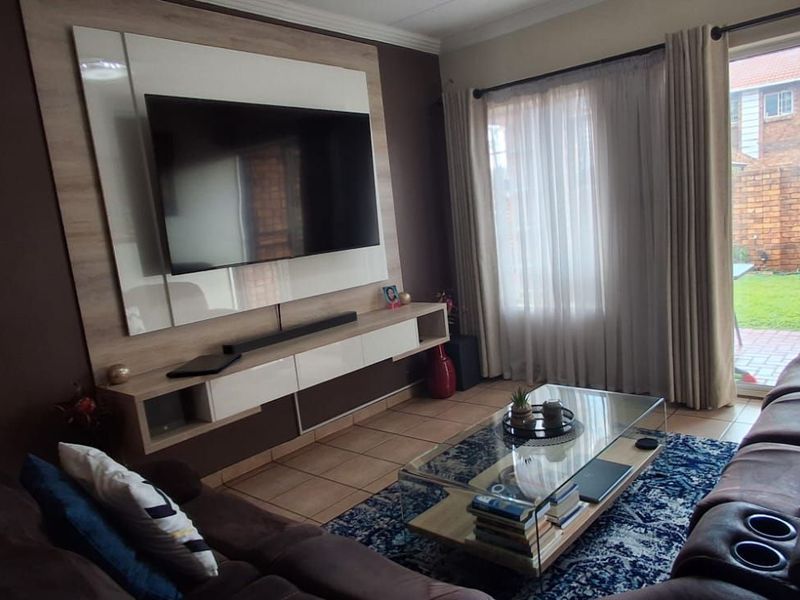 Townhouse For Sale in Clarina - Photo 7