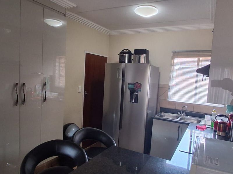 Townhouse For Sale in Clarina - Photo 6