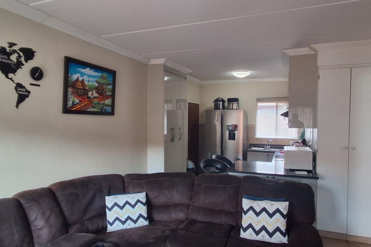 Townhouse For Sale in Clarina - Photo 5