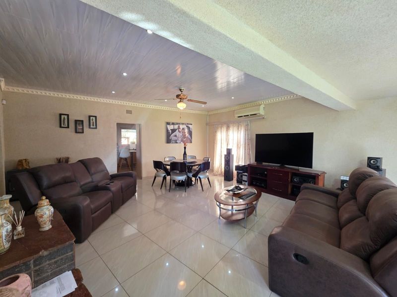 House For Sale in Verwoerdpark - Photo 2