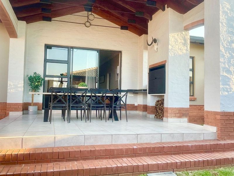 House For Sale in Six Fountains - Photo 3