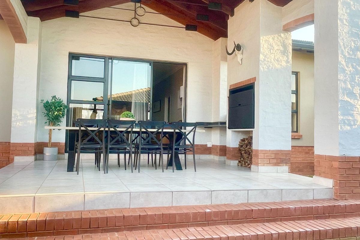 House For Sale in Six Fountains - Photo 3