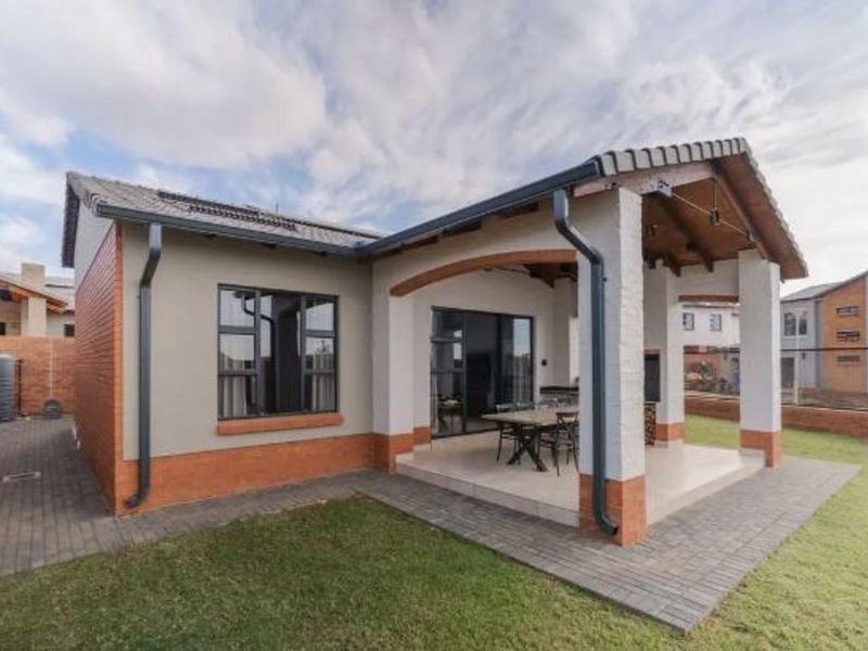 House For Sale in Six Fountains - Photo 2