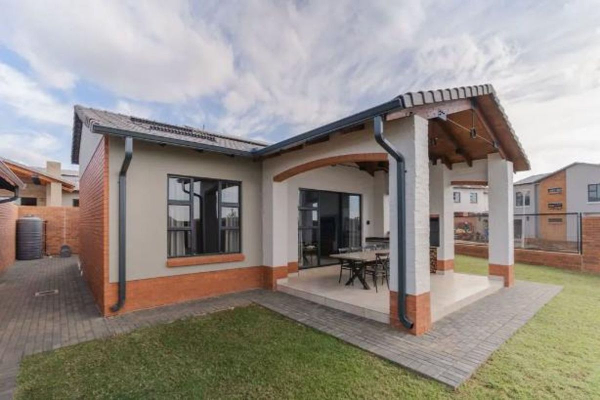 House For Sale in Six Fountains - Photo 2