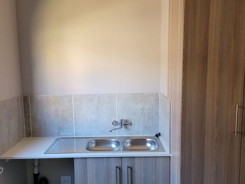 Townhouse For Sale in Die Heuwel - Photo 5