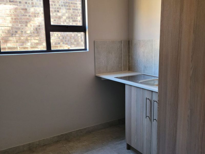 Townhouse For Sale in Die Heuwel - Photo 6