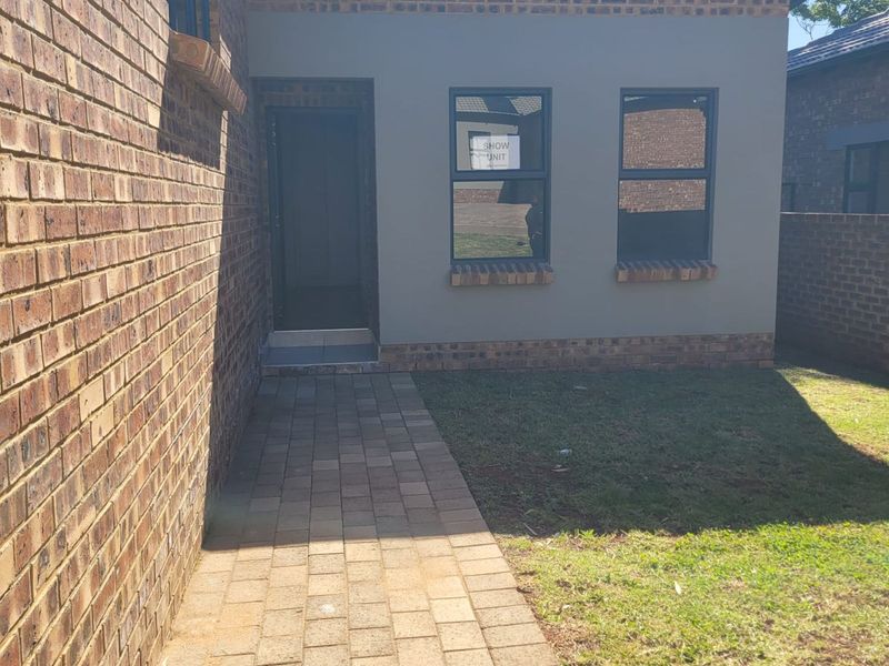 Townhouse For Sale in Die Heuwel - Photo 2