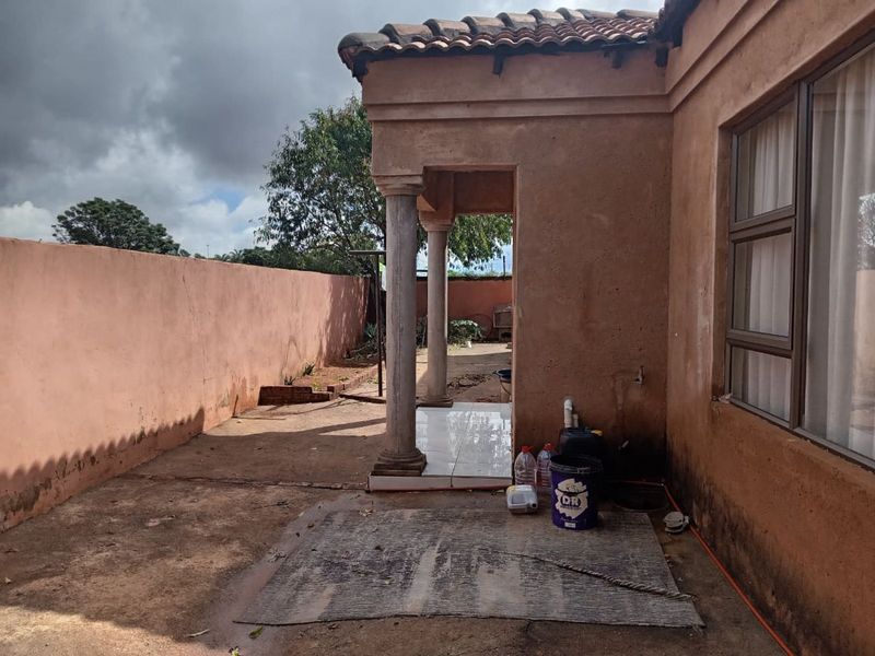 House For Sale in Soshanguve Ext - Photo 3