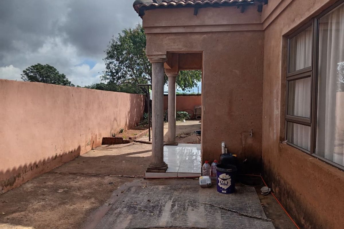 House For Sale in Soshanguve Ext - Photo 3