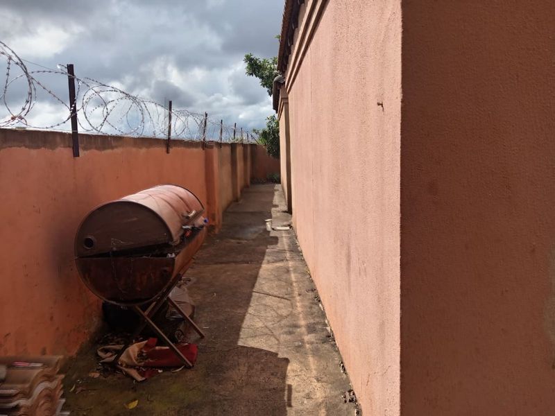 House For Sale in Soshanguve Ext - Photo 4