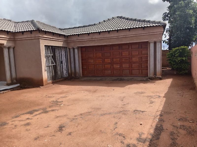 House For Sale in Soshanguve Ext - Photo 2