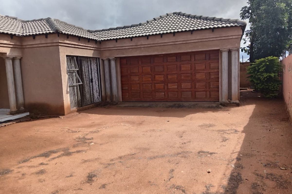 House For Sale in Soshanguve Ext - Photo 2